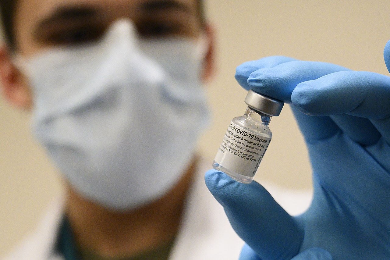 Pfizer-BioNTech_COVID-19_vaccine_(2020)_E By U.S. Secretary of Defense - CC BY 2.0