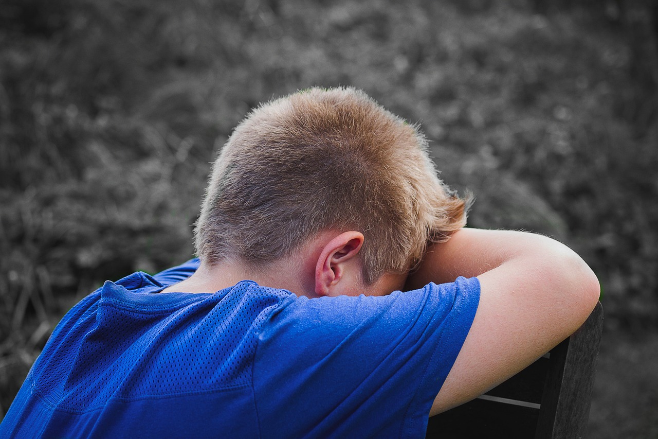 CC-0. https://pixabay.com/photos/boy-child-sad-alone-to-sit-1636731/