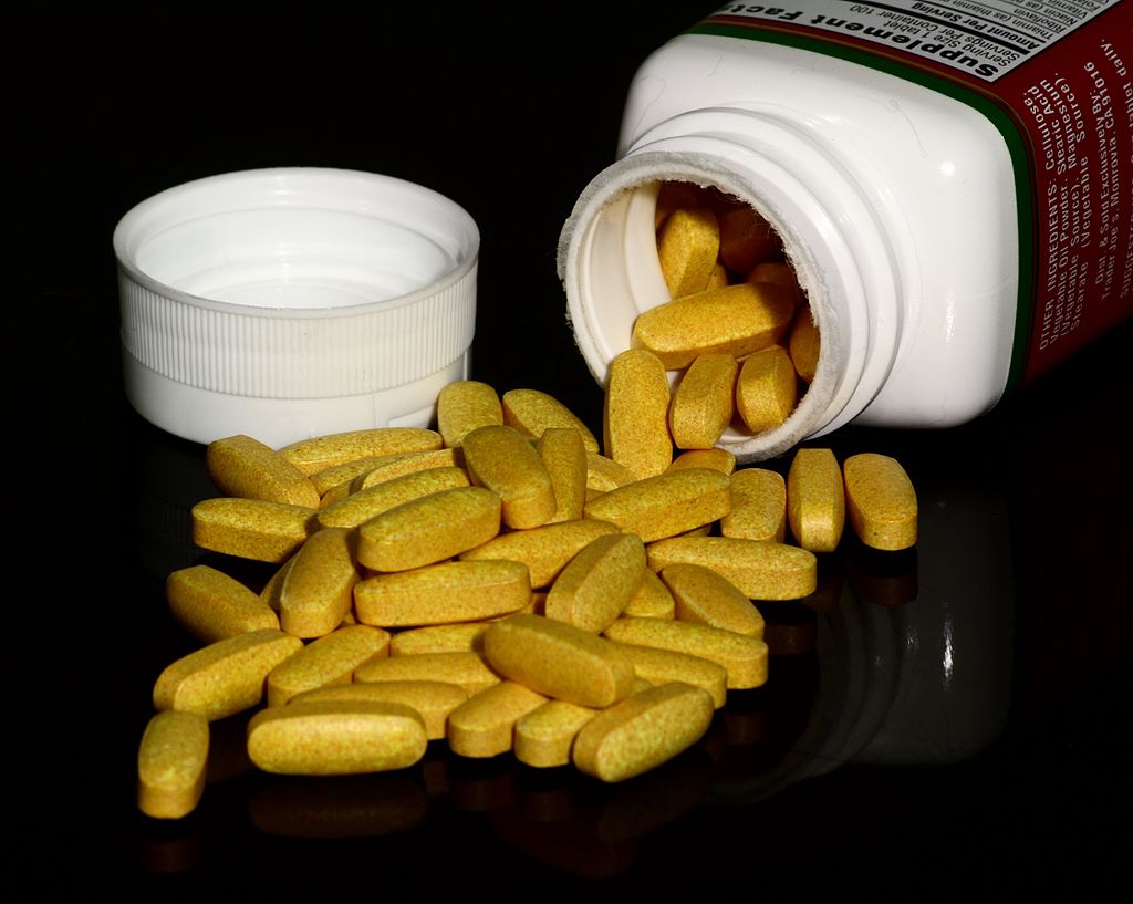 1024px-B_vitamin_supplement_tablets By Ragesoss - Own work CC BY SA 3
