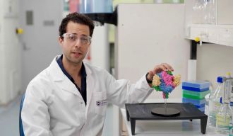 Dr Ariel Isaacs and a model of the DS90 nanobody