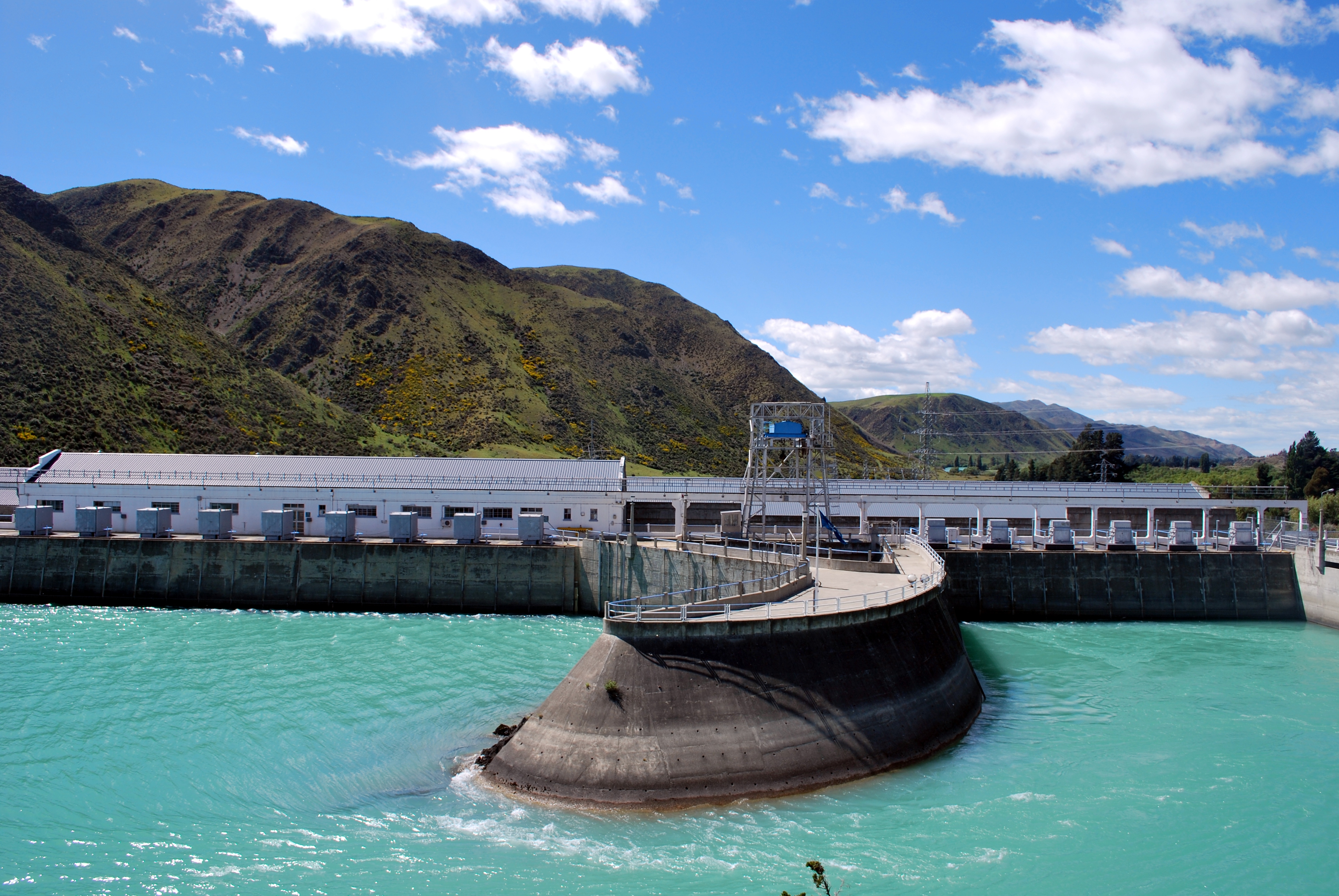 Waitaki Dam - https://commons.wikimedia.org/wiki/File:Waitaki_Dam_001.JPG
