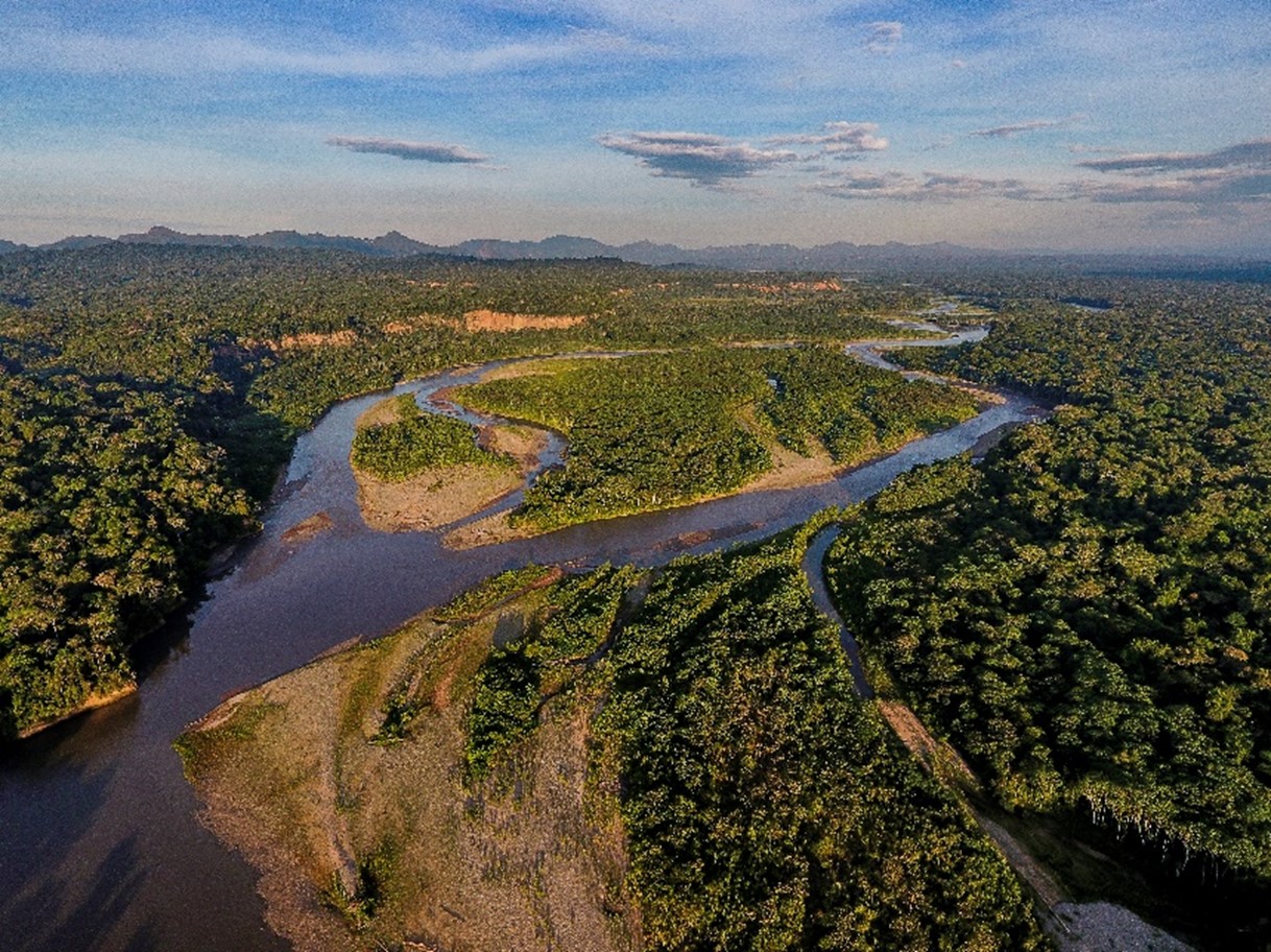 In the Nature's Stronghold of Madidi, Bolivia: Multiple jurisdictions with Tacana and Lecos de Apolo Indigenous Territories in the foreground, and across the Tuichi River, the Madidi National Park. Credit: Omar Torrico (CC-BY 4.0, https://creativecommons.org/licenses/by/4.0/)