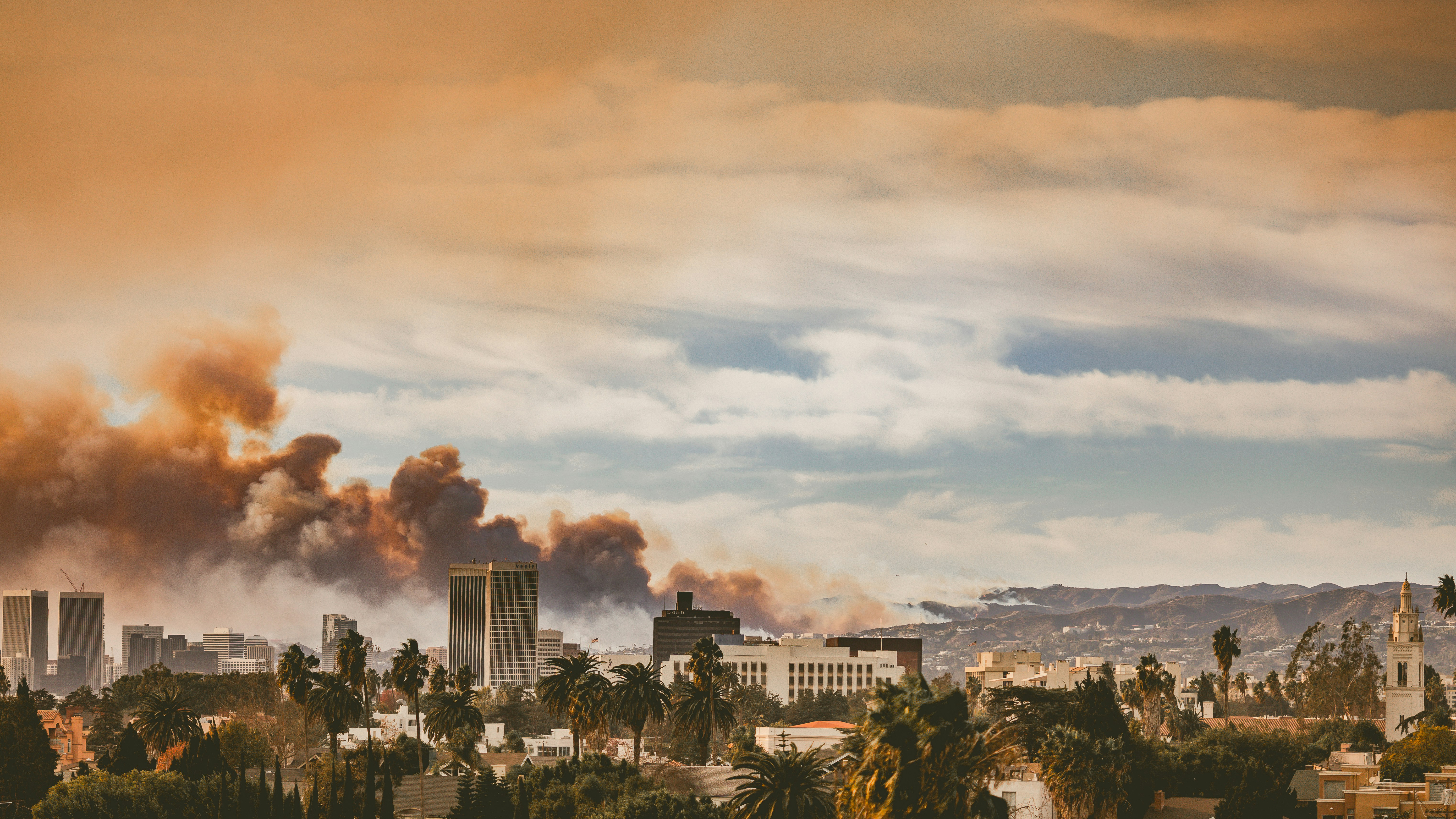 View of the Eaton fire from Koreatown, Los Angeles. January 10, 2025. Picture by Jessica Christian on Unsplash
