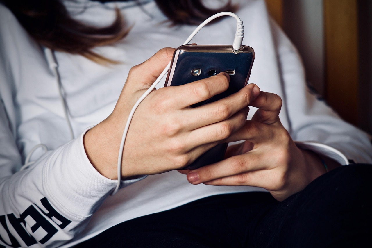CC0: https://pixabay.com/photos/woman-mobile-phone-3236059/
