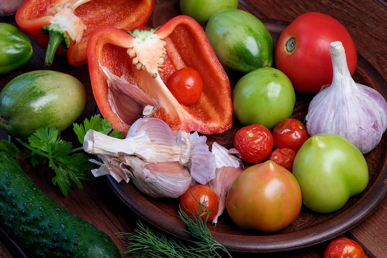 CC-0. https://pixabay.com/photos/garlic-tomato-parsley-vegetable-8227658/