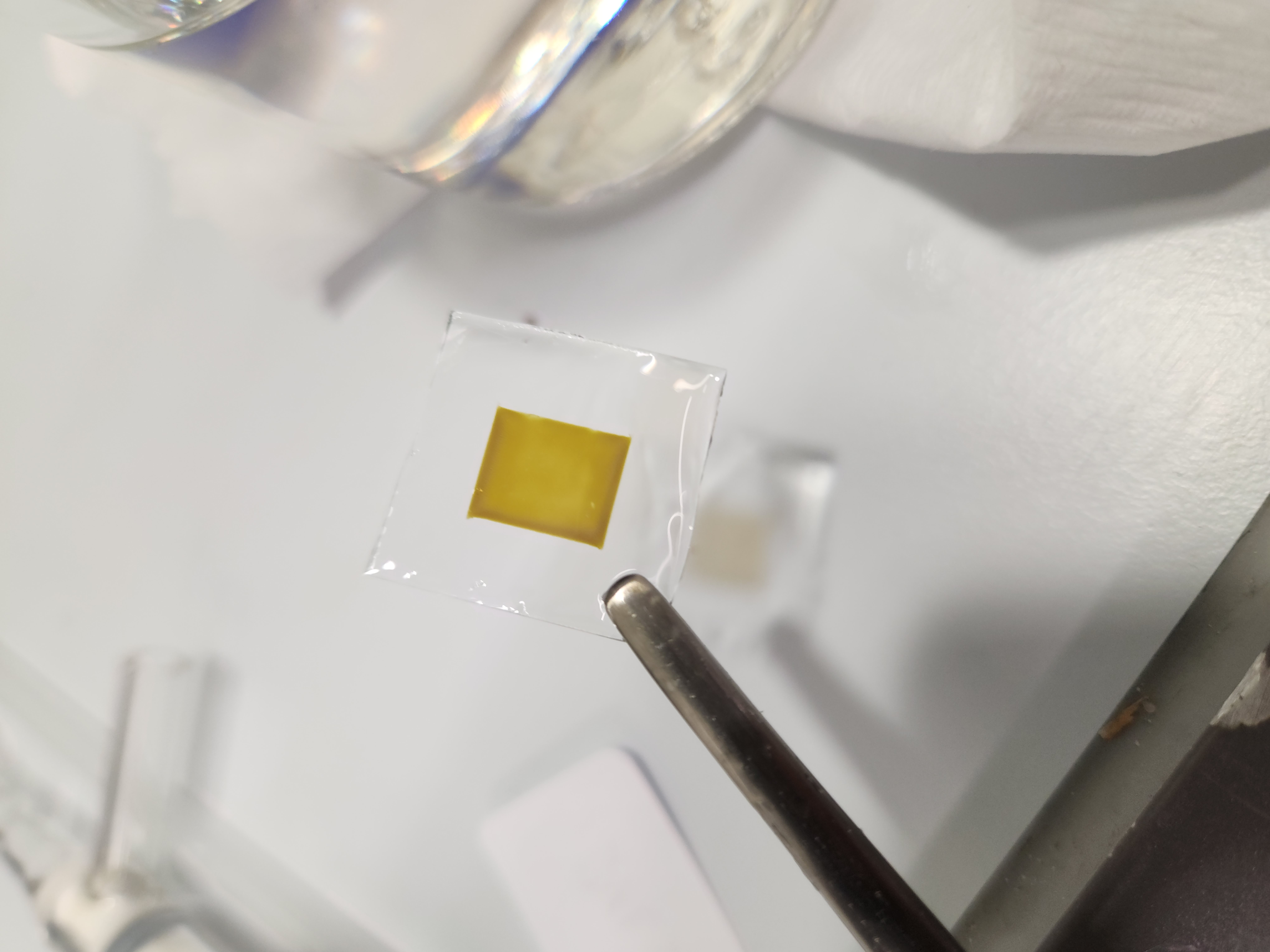 Alumina nanoporous film stained with sensitizer molecules