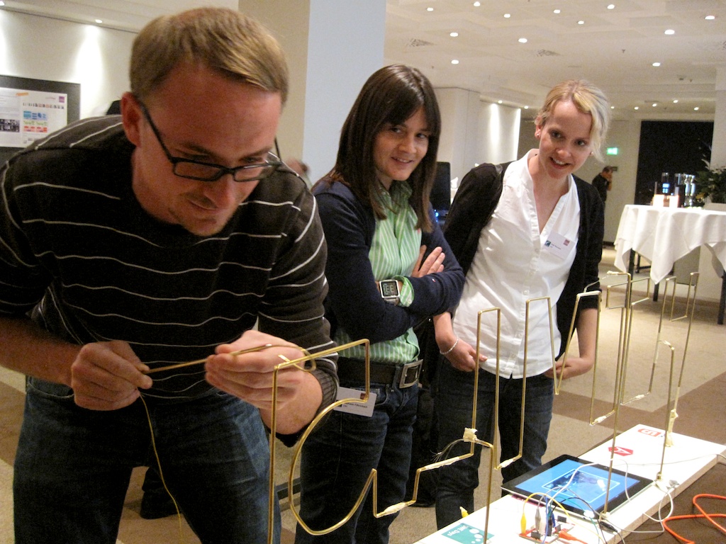 A man playing a version of the wire loop game. PHOTO: By visualpun.ch - https://www.flickr.com/photos/visualpunch/9955522965/, CC BY-SA 2.0, https://commons.wikimedia.org/w/index.php?curid=35317252