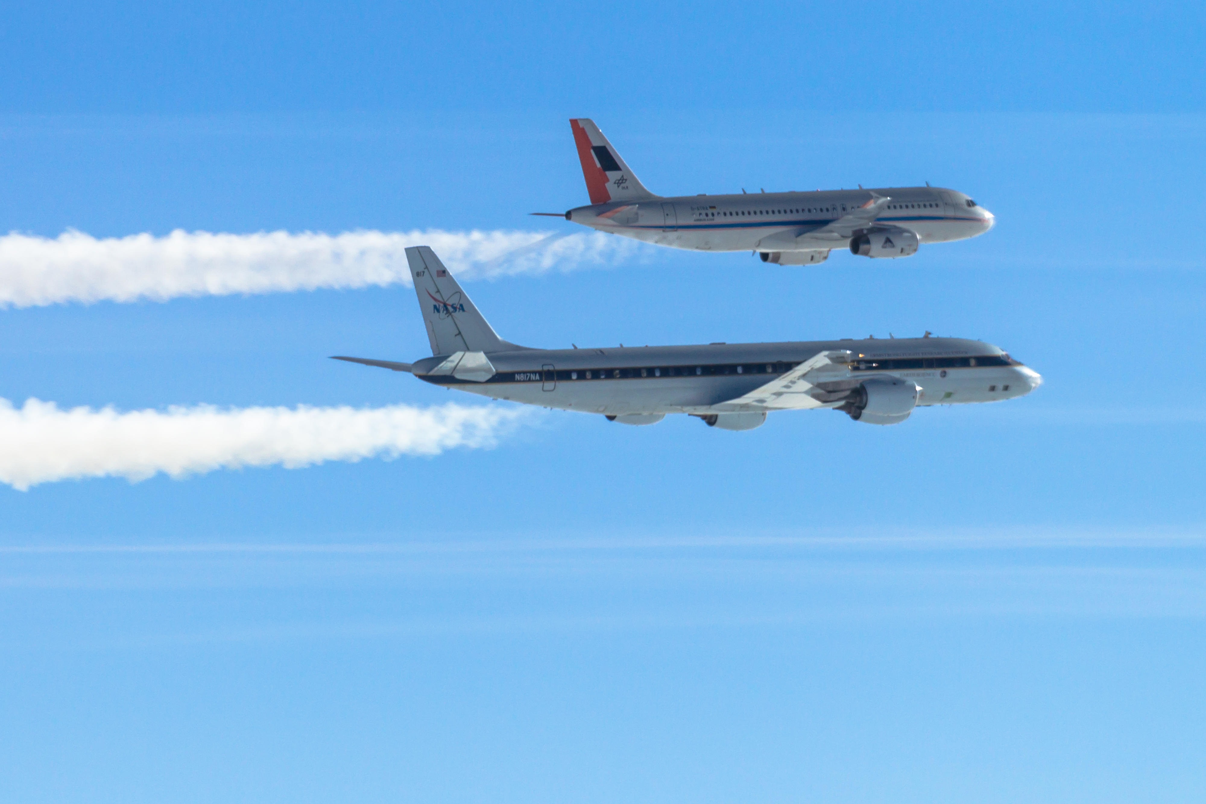 Instruments on the NASA's DC8 probed the contrails from the DLR A320 burning a low aromatic biofuel blend. Credits: DLR/NASA/Friz Falk.Dambowsky@dlr.de