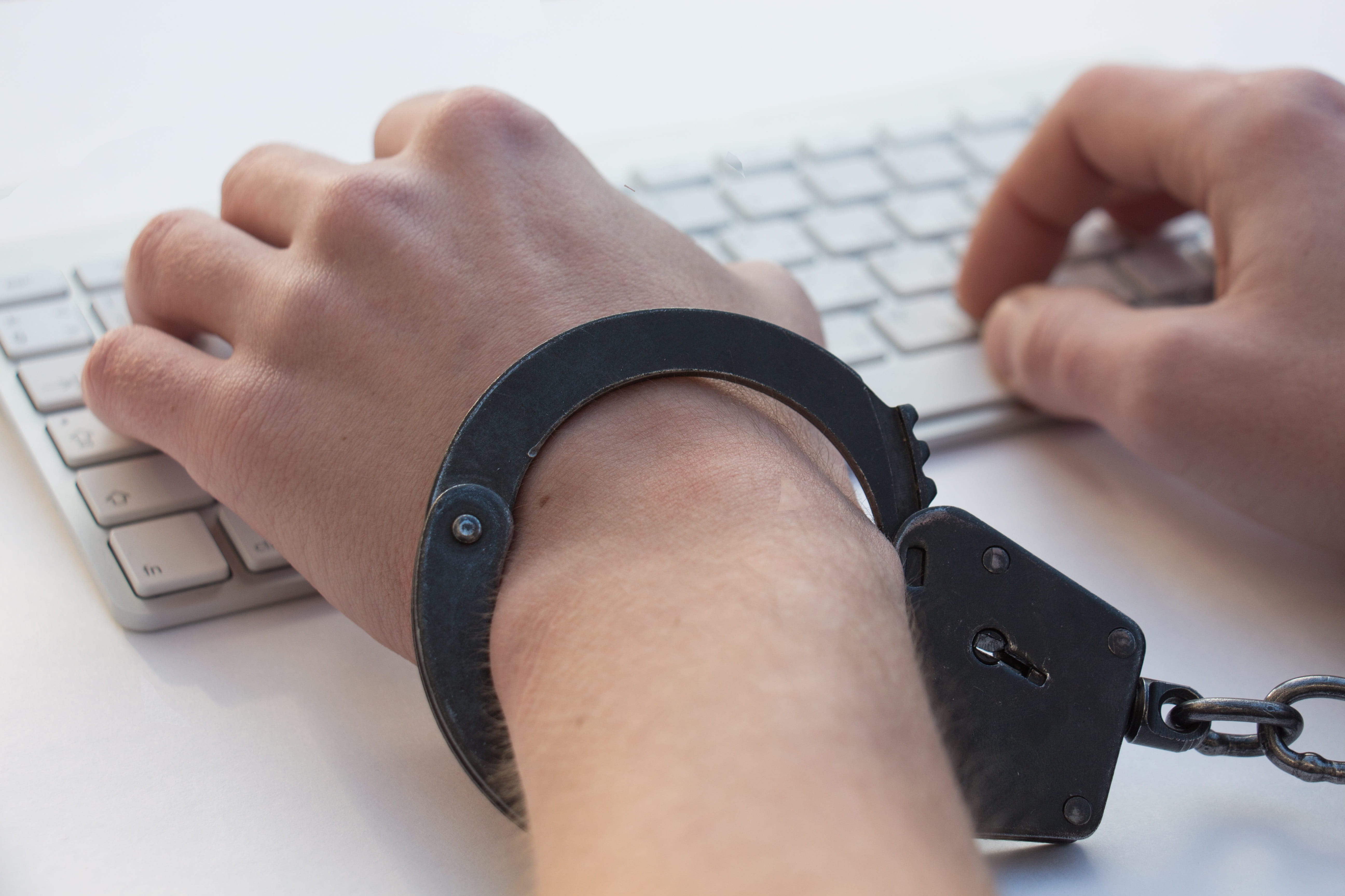 CC-0. https://www.pickpik.com/black-cufflink-igromania-game-addiction-handcuffs-game-39354