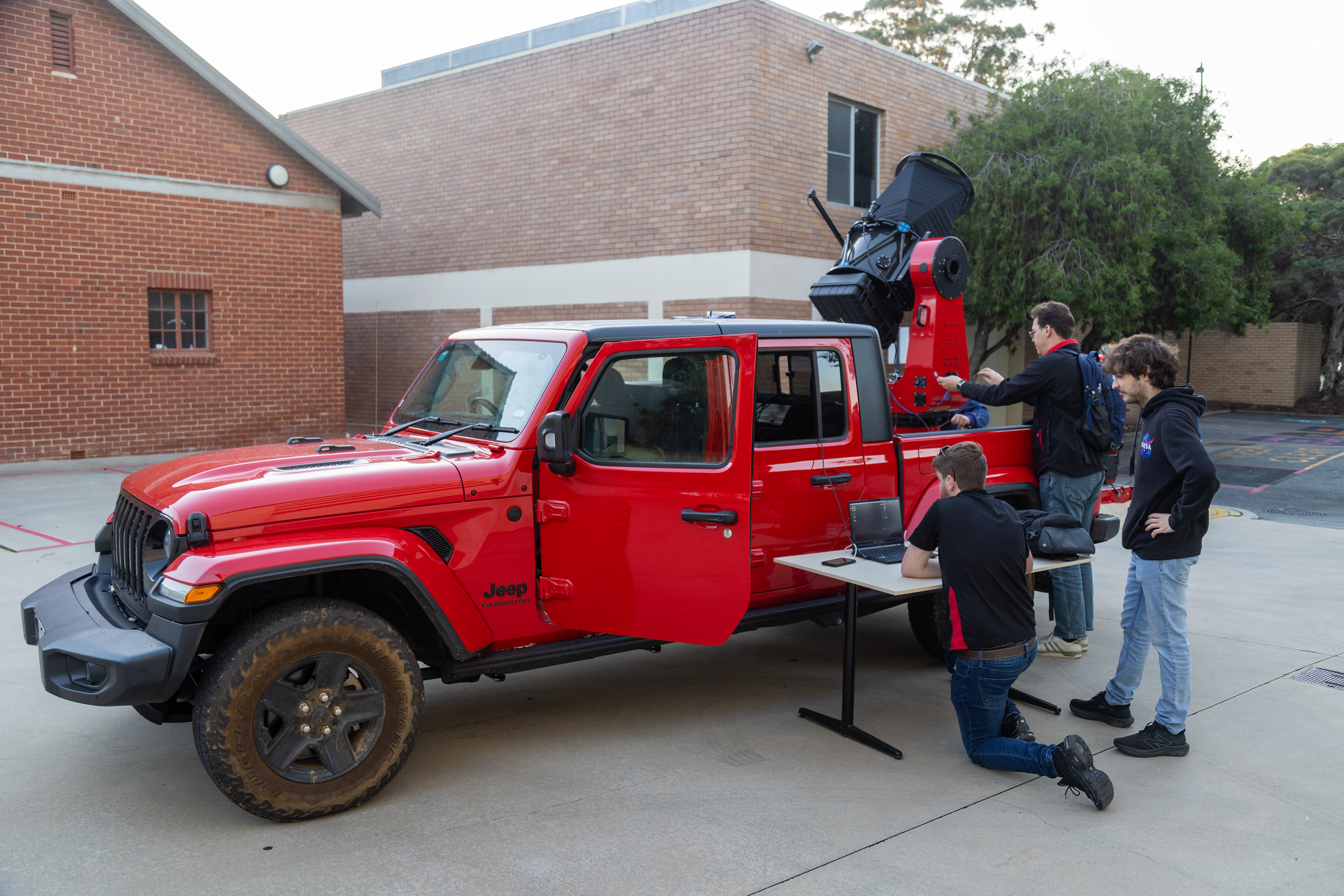 Students working with the mobile optical communications network – TeraNet 3. Credit: ICRAR