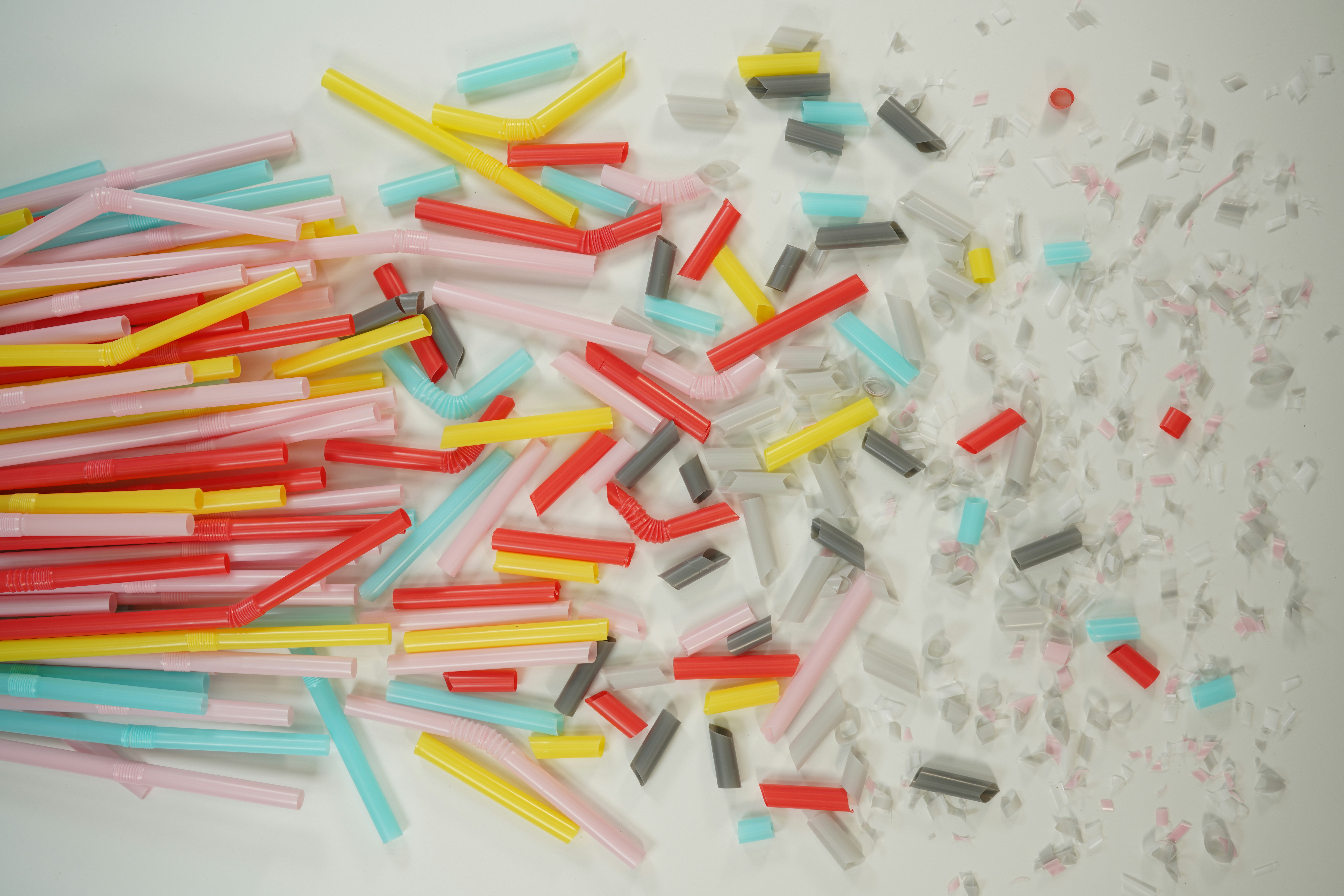 CC-0. https://unsplash.com/photos/white-red-yellow-and-blue-plastic-straw-lot-NXyXNl5LTqM
