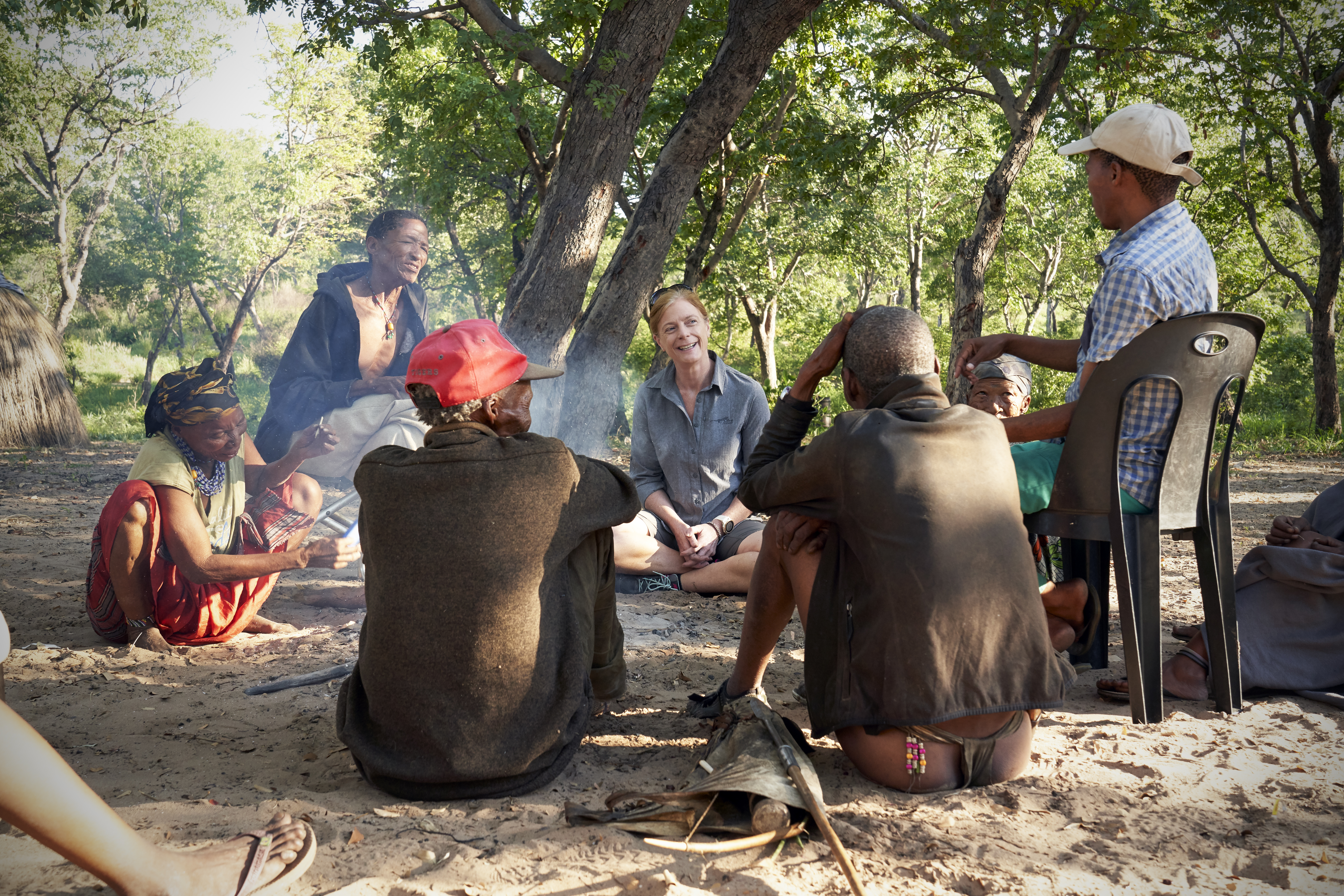 Professor Vanessa Hayes with an extended Juǀ’hoansi family © Chris Bennett, Evolving Picture 