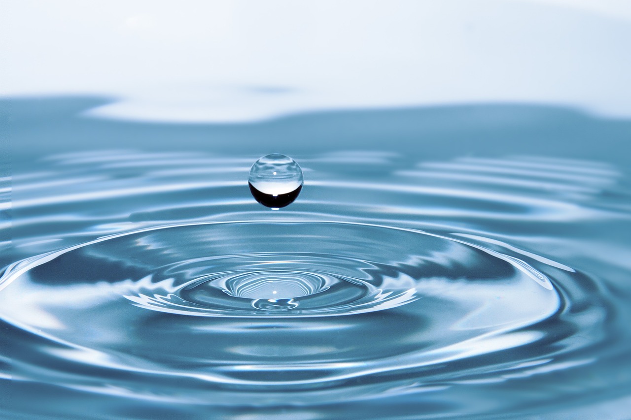 CC-0. https://pixabay.com/photos/drop-of-water-drop-impact-ripples-578897/