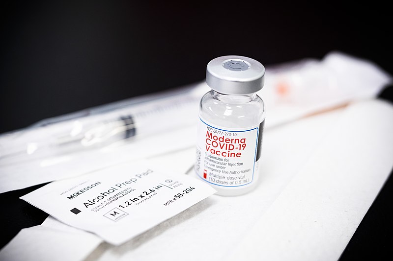 Moderna_COVID-19_vaccine_(2021)_G By Governor Tom Wolf - CC BY 2.0