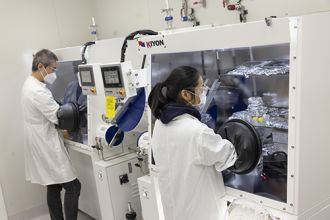 Composite glass performance benchmarking in dry room facilities at AIBN