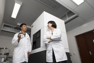 Dr Minh Luu and Dr Shelley WIckham at the transmission electron microscope