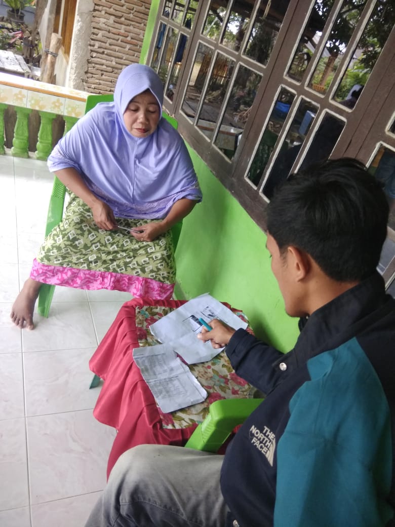 A member of the Sulawesi community encourages a contact to use a new pair of cocoa pruning scissors.